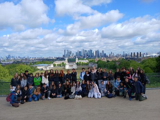 photo de groupe voyage Angleterre.jpg
